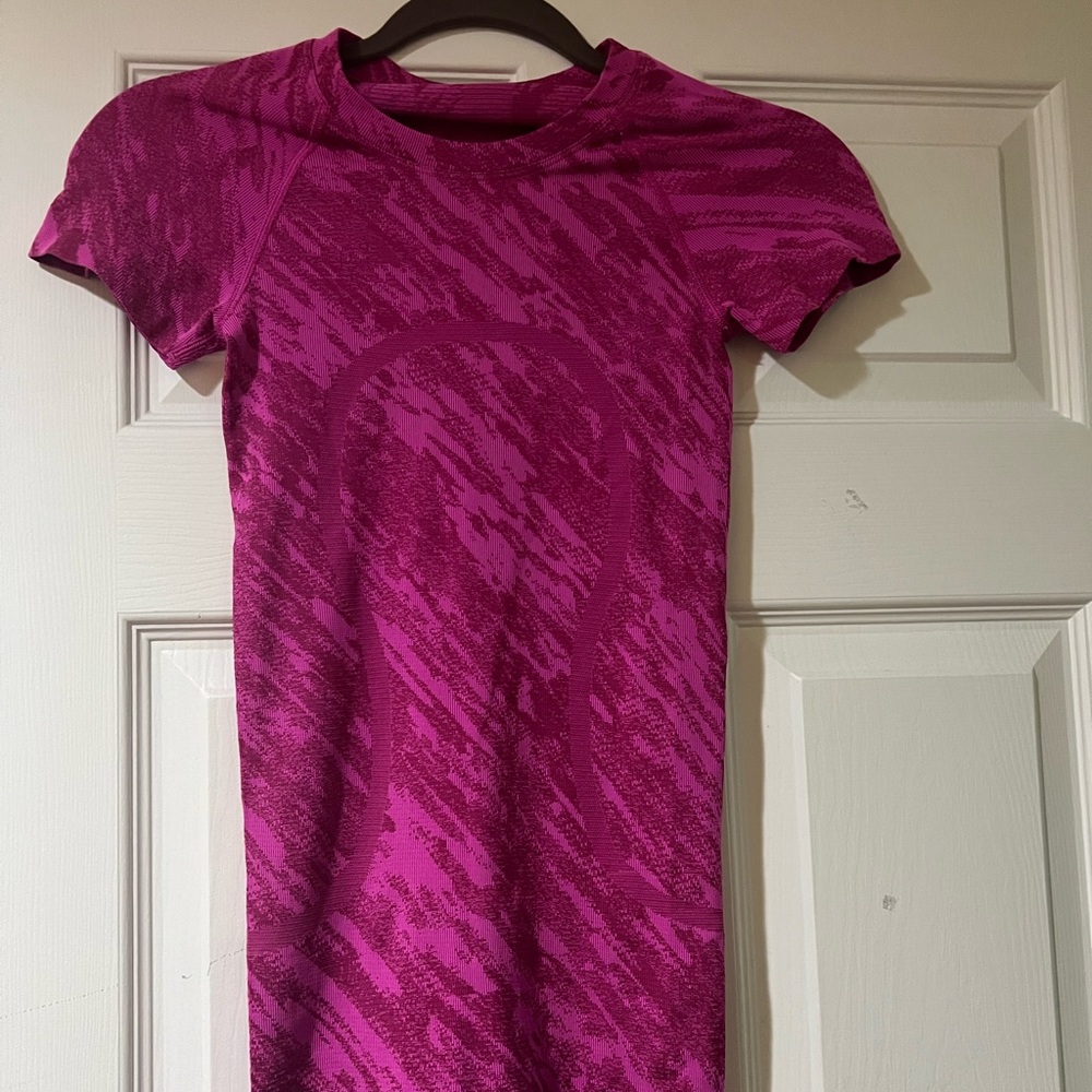 lululemon athletica Fitted Short Sleeve Tee in Bright Magenta Pattern